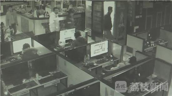9日凌晨,一男子在常州市一家网吧连续上网近十八个小时后,突然昏迷,网吧人员巡查发现时该男子已经没有了呼吸。