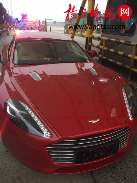 240万购得一辆“阿斯顿·马丁”跑车,可车主高兴劲没过,这车就被交警扣了。