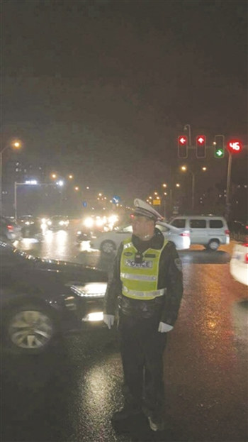 父亲雨中执勤。