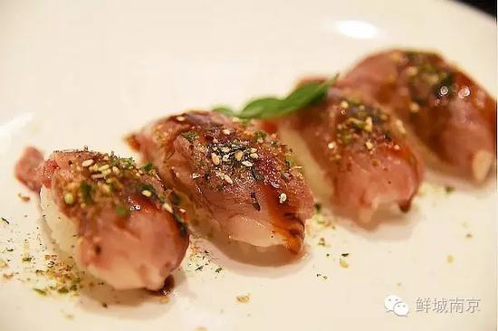 南京有家性冷淡风的创意日料小馆,菜品却是满