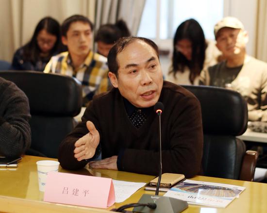 公众委员吕建平