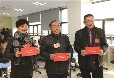 村民喜领分红。