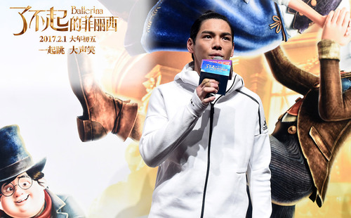 《了不起的菲丽西》中国首映 向佐黄豆豆以舞