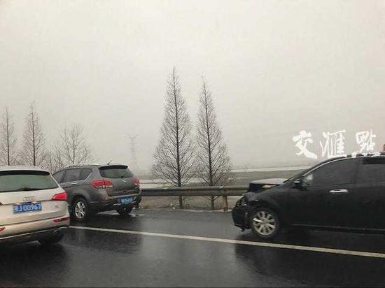 京沪高速江苏段1公里发生五起追尾 幸无人员伤