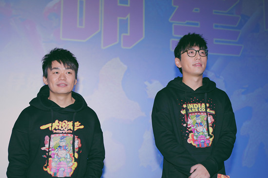 王宝强白客欢闹南京