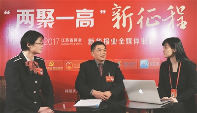 7日,新华报业全媒体记者石小磊(右)采访省人大代表刘广忠(中)、陈炯(左)。 新华报业全媒体记者 吴 俊摄