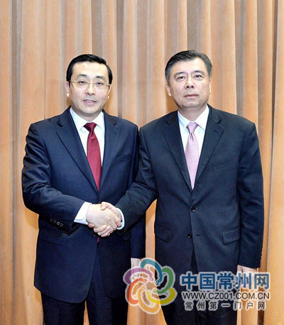 阎立与费高云亲切握手。 虞岭 摄