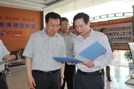 省纪委常委赵长林(右)一行在泗阳县行政服务中心检查指导工作。来源:新华网