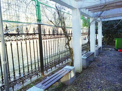 秦淮区清河公寓沿河栅栏现状。