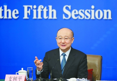 国家质检总局局长支树平回答记者提问。
