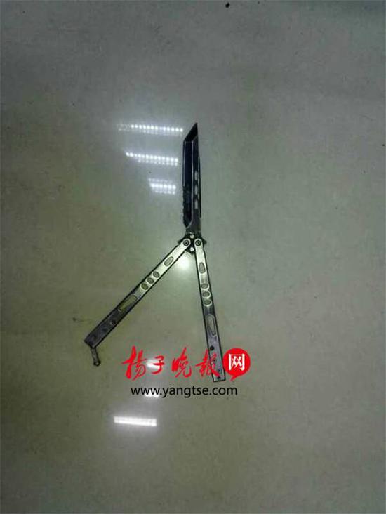 为管制刀具(蝴蝶刀)。警方供图