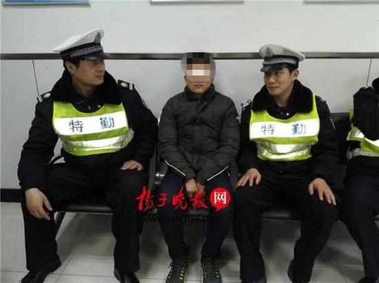 嫌疑人李某被警方控制。
