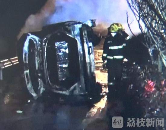 3月19日晚上8点钟左右,南京浦口沿山大道发生一起小车侧翻着火的事故,当时天空下着雨,路面很湿滑,对交通造成诸多不安全隐患。事故现场拉起了几十米的警戒线,多辆消防车到场,消防队员对着火车辆进行灭火抢救,交警也在现场疏导交通! 据现场围观群众透露,该车是辆奔驰SUV。当时应该是从龙山朝江浦方向行驶,因车速过快撞向路边护栏,碎片散落一地。有路人曾试图营救驾驶员,无奈火势太大,只能眼睁睁看着被大火吞噬。着火车辆最后基本被烧成了一具框架,驾驶员也在大火中身亡。事故的具体原因警方还在进一步调查中。