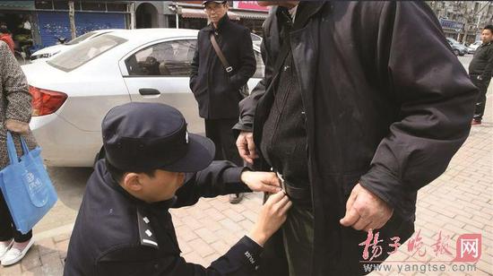 南京民警为失禁老人穿裤子:人老了 也有尊严