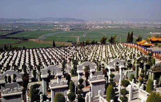 比房价还凶:5年涨10倍 炒房者杀入墓地市场