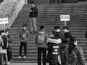 3月26日,镇江的自闭症少年坤坤在南京特殊教育师范学院参加残疾人单独招生考试