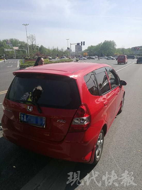 孩子妈妈向交警求助 交警供图