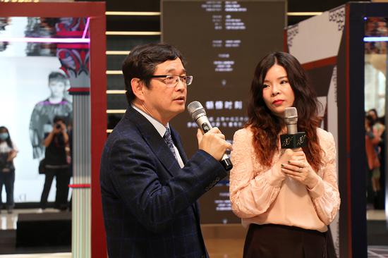 董事长Loh Shyh和CEO童丽丹Linda Tong