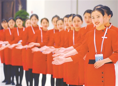 图为服务江苏发展大会的礼仪人员整装待发