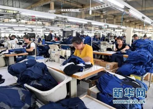 工人在雄安新区容城县津海服装工业园生产车间内工作(4月18日摄)。新华社记者 牟宇 摄
