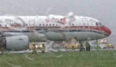 一架南京飞香港客机着陆时冲出跑道 前轮见火