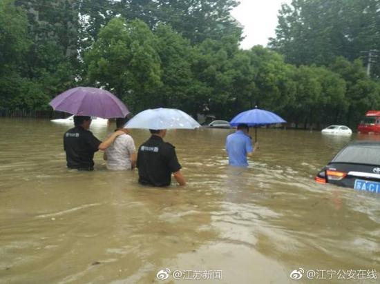 图为南京暴雨,警方带犯罪嫌疑人指认现场(图自@江宁公安在线)