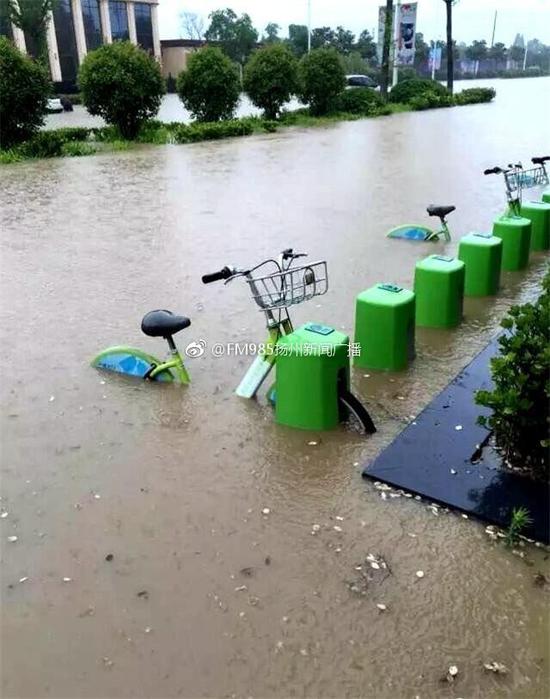 江苏暴雨,公共自行车被淹。