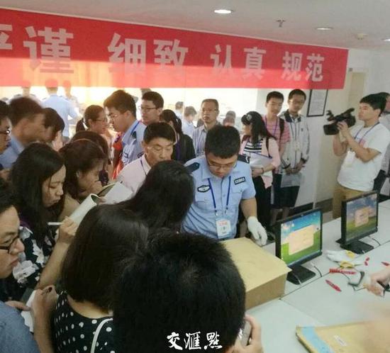 采访阅卷流程的媒体记者