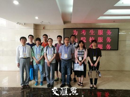 参观阅卷流程的考生和家长