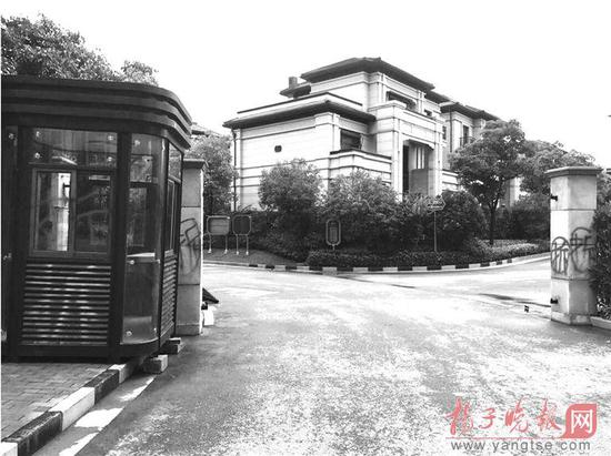 苏州一高档小区“内斗” 高层区直接强拆隔离门