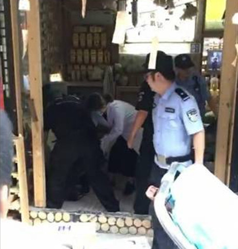 警方在现场进行调查