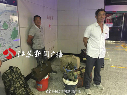 这群农民工在南京地铁站蹲等2小时 只怕耽误市