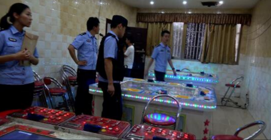 黑游戏厅设有暗门暗道还有专人把守 被警方端