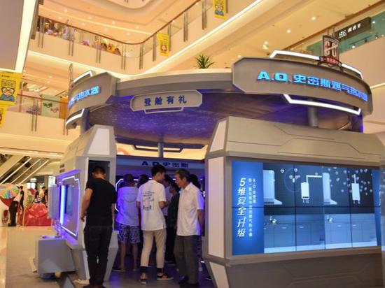 品鉴会现场市民络绎不绝