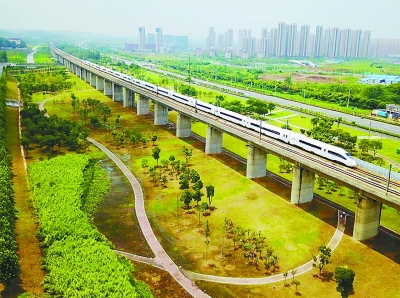 江宁区东麒路东南侧京沪高铁沿线建起了公园绿地。