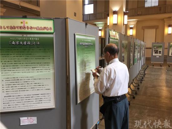 一位广岛市民边参观边记录