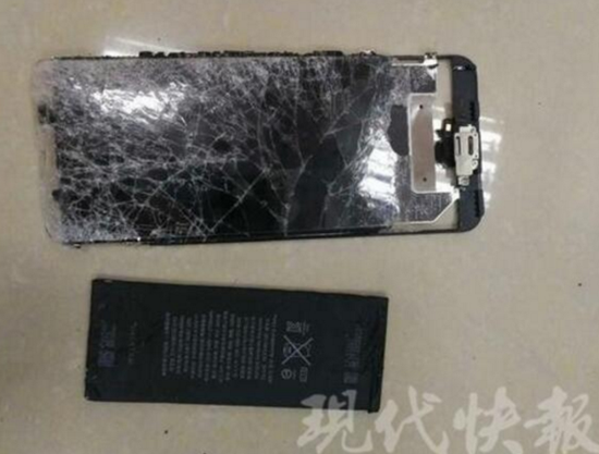 图为被陈某一怒之下摔坏的手机。警方供图