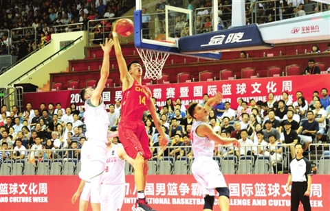 2017八国男蓝争霸赛小组赛,中国国奥队以75比72险胜白俄罗斯。图为比赛现场。记者杭兴微摄
