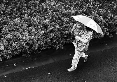 昨日下午,扬州迎来一场“退烧雨”,让饱受高温“烤”验的市民,终于盼来了久违的清凉天。 庄文斌 摄 视觉澳门永利赌场网供图