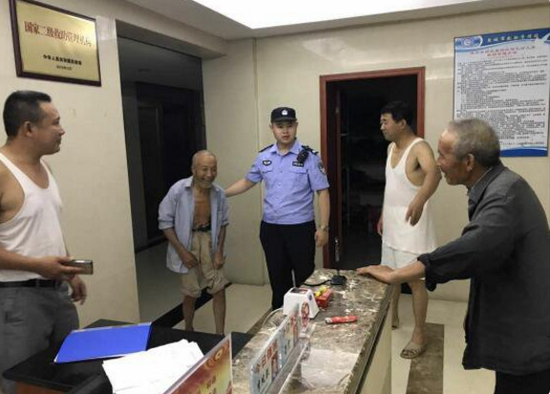 山东双胞胎老人盐城相聚 警方供图