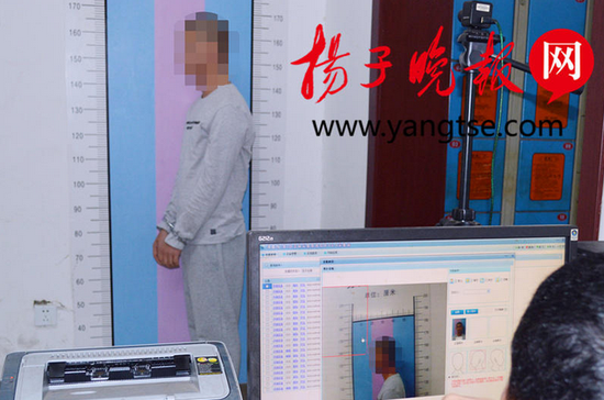 两男子网上买来干扰器 让游戏室彩票机吐彩