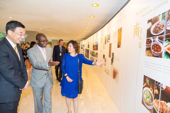 中国驻纽约总领馆总领事章启月大使与联合国管理部学习、发展、人力资源服务司司长基索布共同参观“锦绣南京”图片展。 摄影:陈向俞