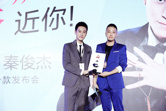 千叶珠宝品牌总经理王睿先生正式为秦俊杰颁发聘书