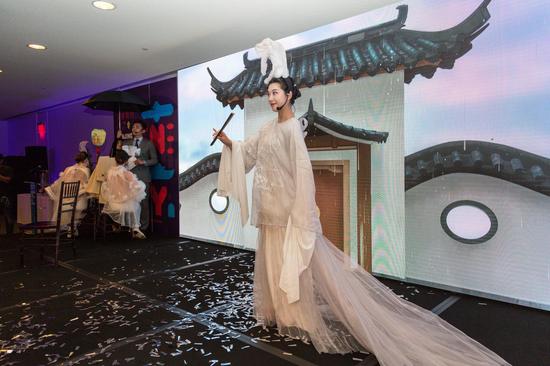 著名昆曲艺术家单文在《Yong·董的奇幻旅程》的精彩演出