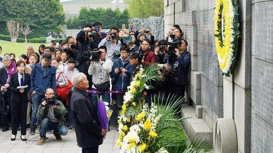 南京大屠杀幸存者及死难者遗属举行清明家祭