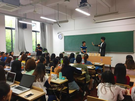 魔术师叶望风与学生互动