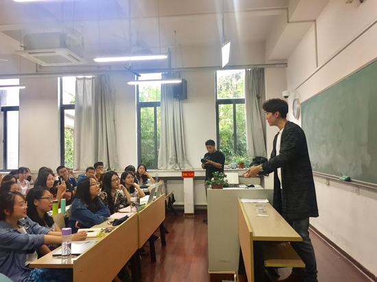 魔术师叶望风扮演教师