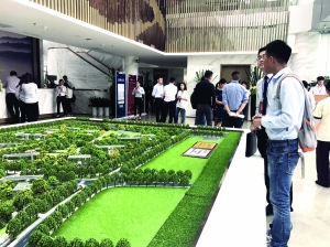 京奥港未来墅客户登记现场 费婕文/摄