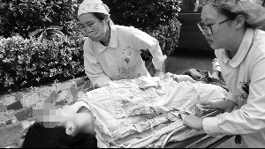 孩子妈妈被送往医院
