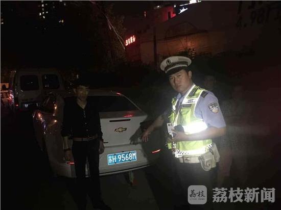 南京一司机驾车卡铁道口 一查驾照已扣23分